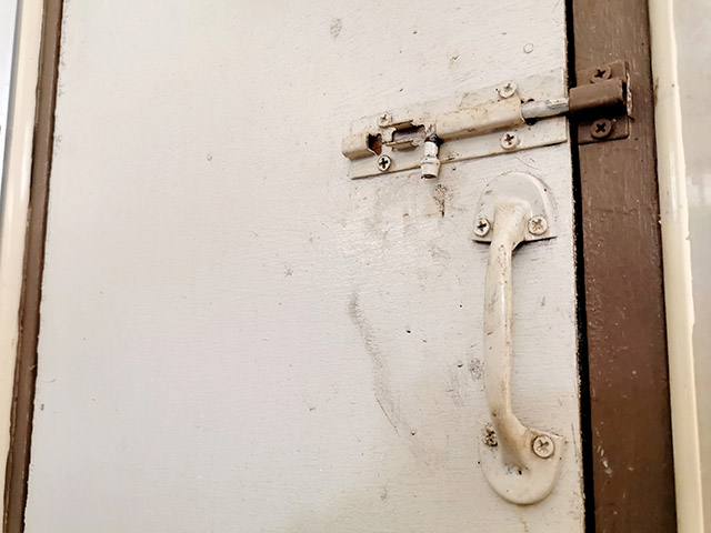 門縫與門板傳音