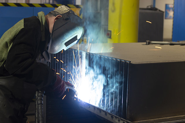 焊接鐵工師傅都在做什麼？盤點兩大焊接手法差異